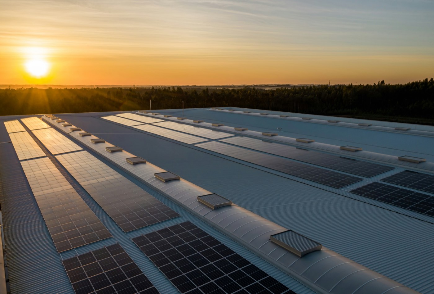 Sistem fotovoltaic pe acoperiș industrial la apus